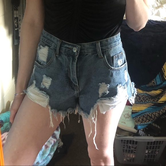 SHEIN Destroyed high wasted shorts - Picture 3 of 7